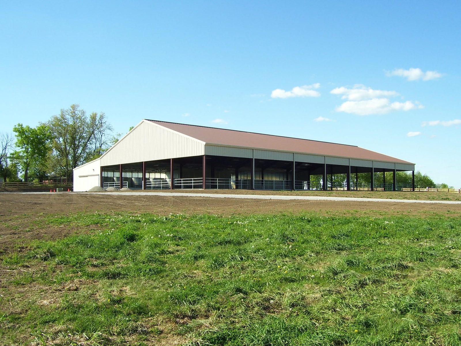 Clear-span pre-engineered metal building