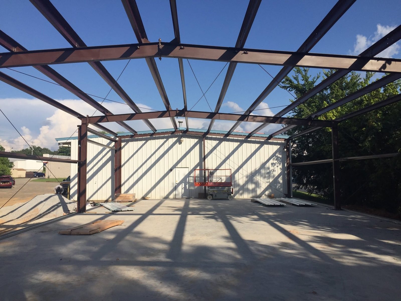 Open clear-span interior workshop